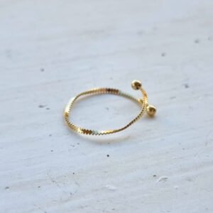 Anillo de cadena fina con dos bolitas finales acero oro